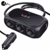 Adaptador de cigarrera negro con tres entradas redondas y dos puertos USB frontales con diseño de relieve antideslizante.